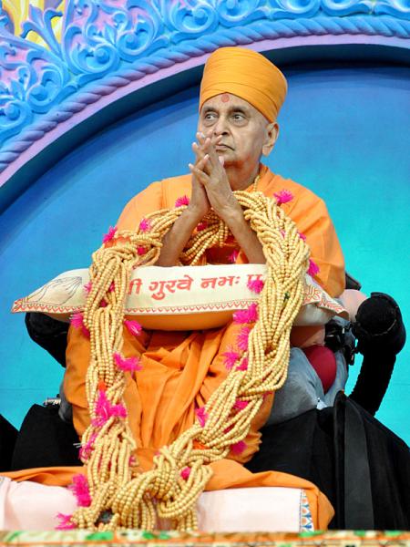  Sadhus honor Swamishri with garlands