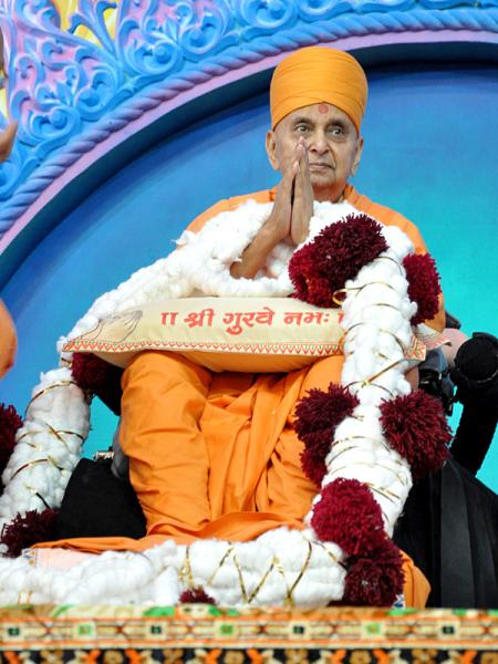  Sadhus honor Swamishri with garlands