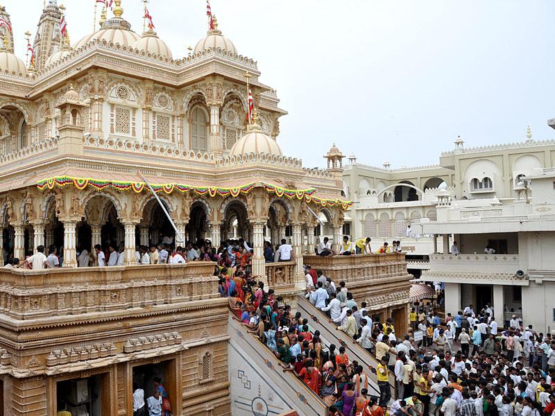  Devotees ascend and descend for and after Thakorji's darshan