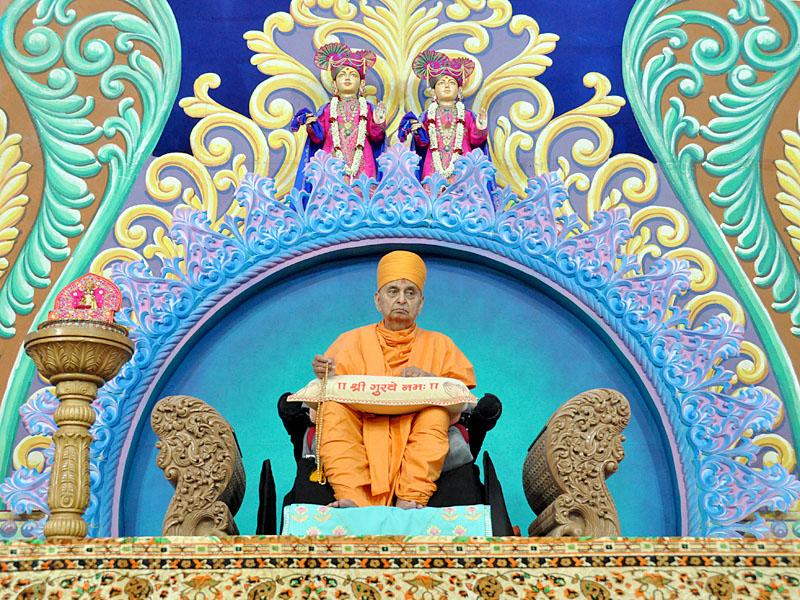  Swamishri during the Guru Purnima assembly