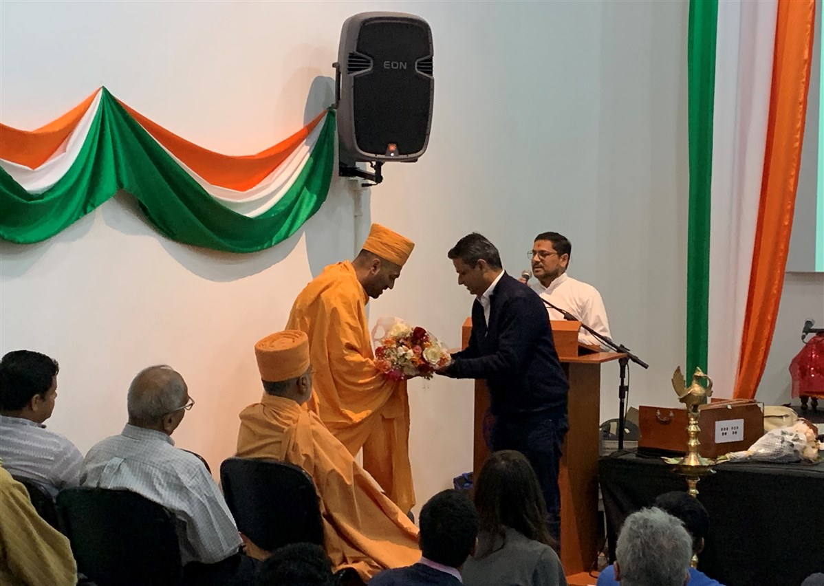 Pujya Priyasevadas Swami greets Tusharbhai Parikh - Brazil Country Head for Tata Consultancy Services