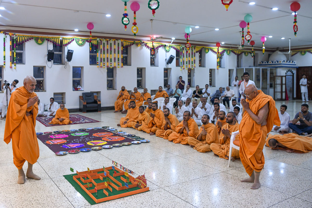 Param Pujya Mahant Swami Maharaj observes a display