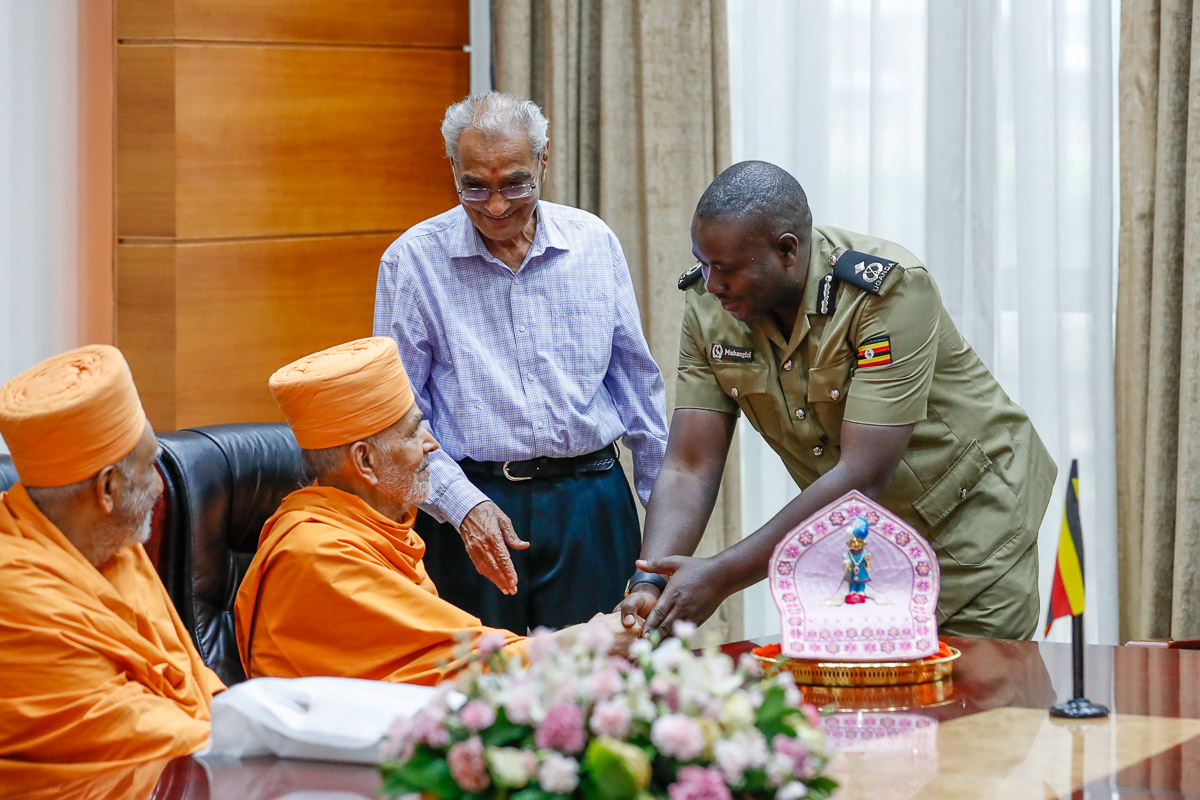 Swamishri blesses an officer