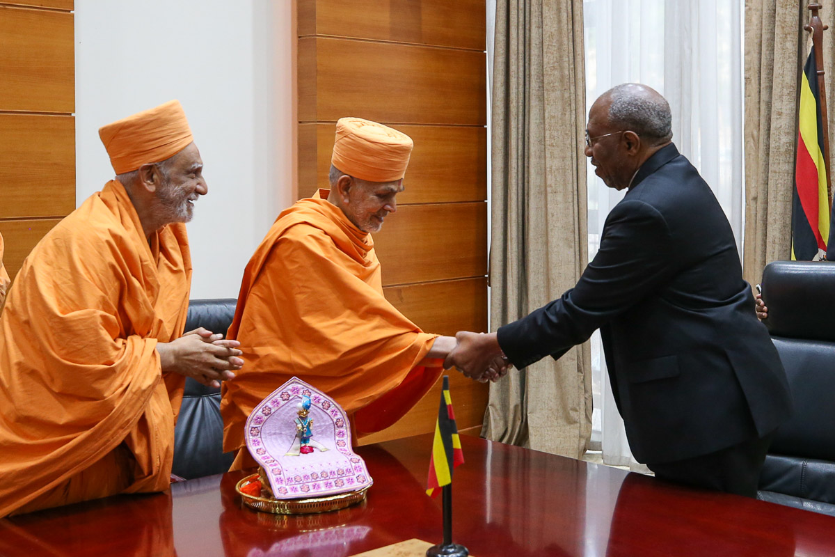 HH Mahant Swami Maharaj greets Rt. Hon. Ruhakana Rugunda, Prime Minister of Uganda