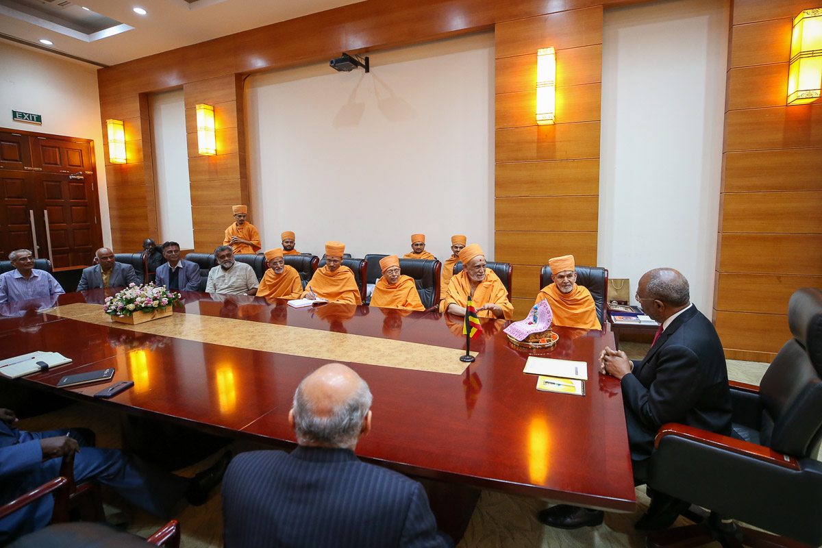 Swamishri, sadhus and devotees during the meeting with Rt. Hon. Ruhakana Rugunda