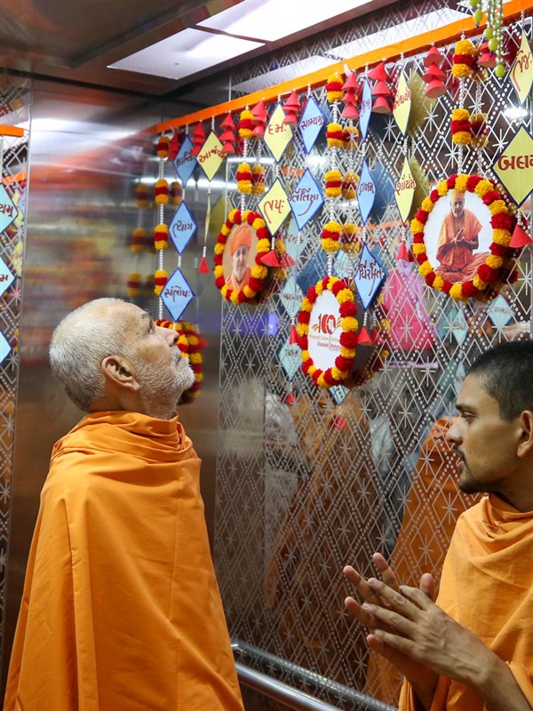 Param Pujya Mahant Swami Maharaj observes a decoration