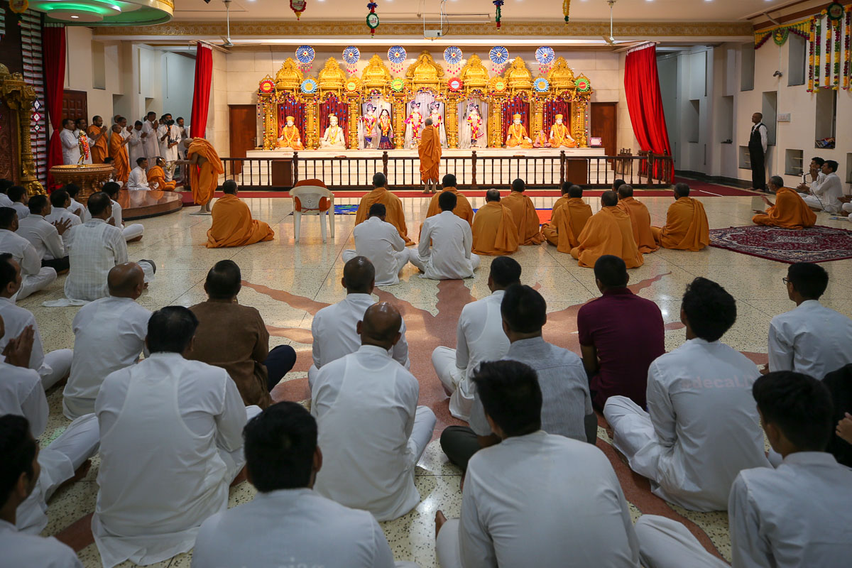 Sadhus and devotees during the arti