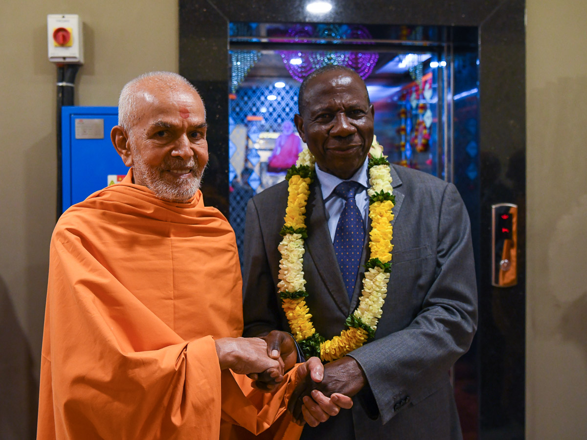 Swamishri greets Mr. Matia Kasaija, Minister for Finance, Uganda