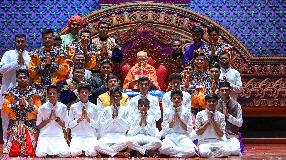 Children and youths with Swamishri