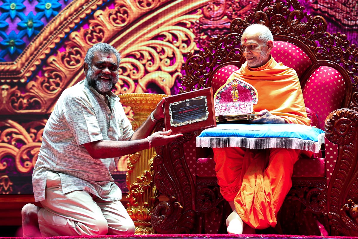 Swamishri presents a memento to Shri Subhashbhai Patel