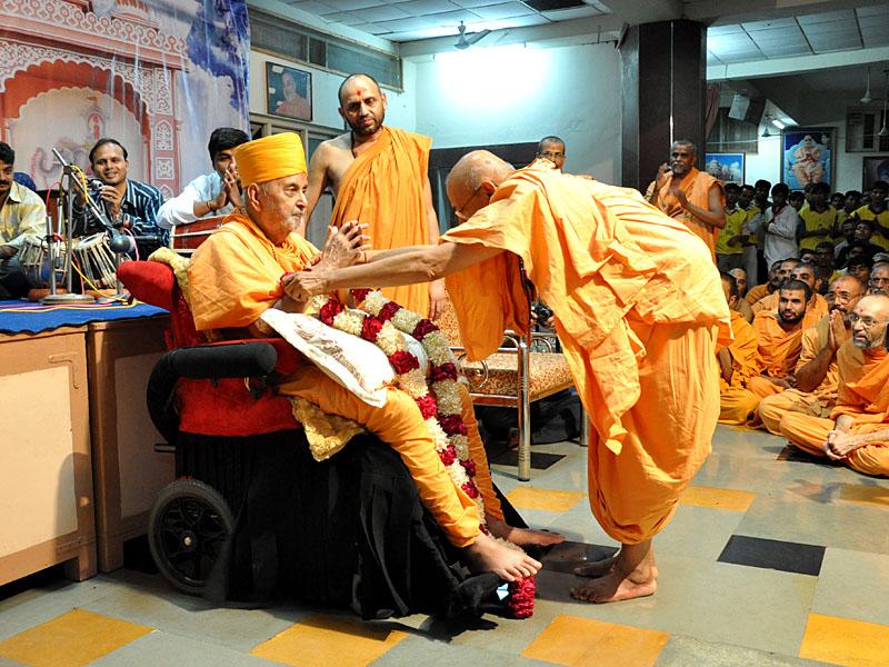  Pujya Tyagvallabh Swamishri welcomes Swamishri with a garland