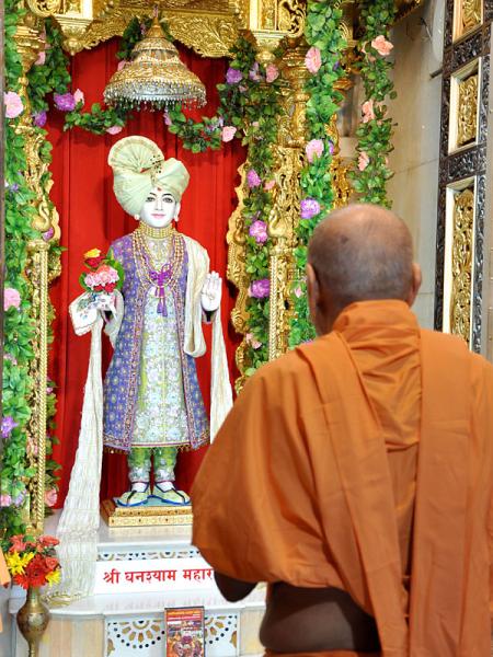  Swamishri engaged in darshan of Thakorji