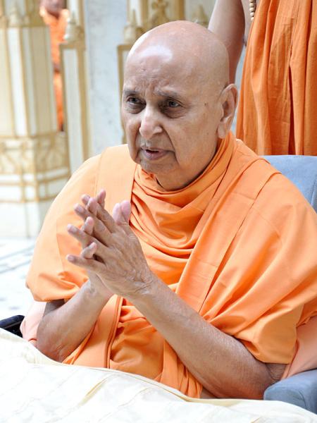  Swamishri engaged in darshan of Guru Parampara murtis