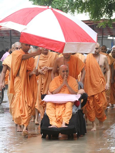   Swamishri bids Jai Swaminarayan to devotees