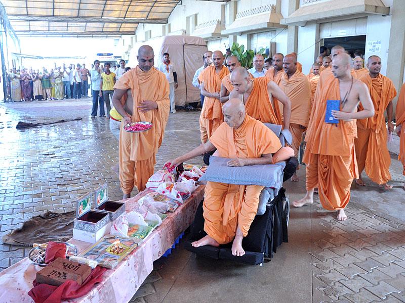  Swamishri sanctifies murtis and puja items