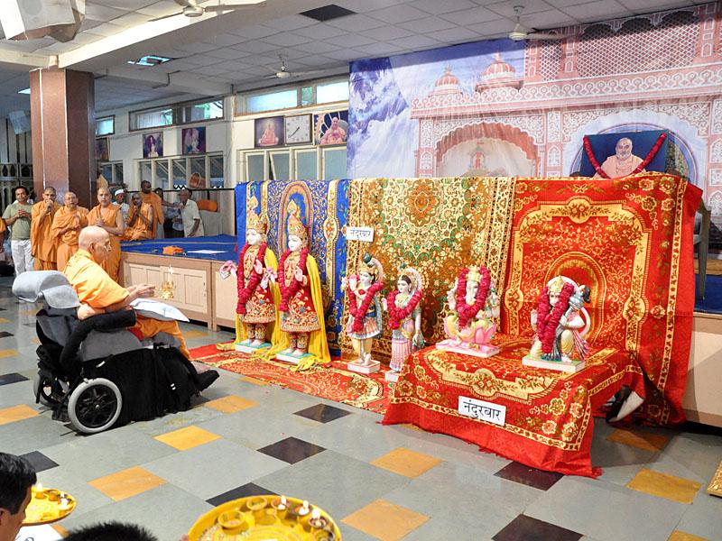  Swamishri performs murti-pratishtha rituals for BAPS Swaminarayan Mandir (hari mandir) at Nandurbar