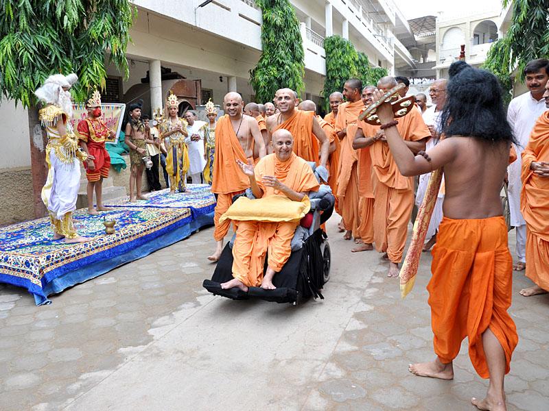  Kids perform a skit before Swamishri