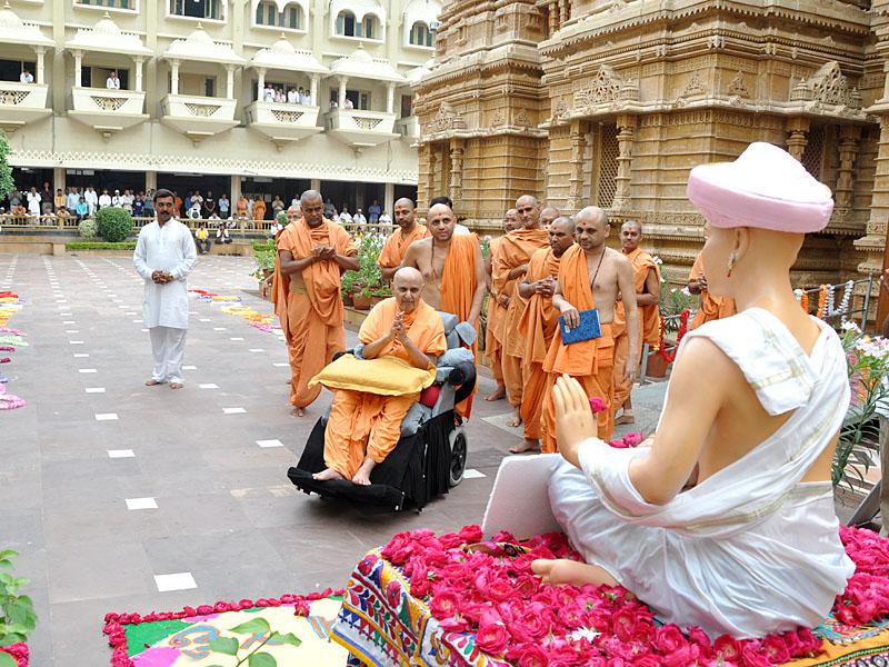  Swamishri engaged in darshan of Bhagwan Swaminarayan, utsav murti