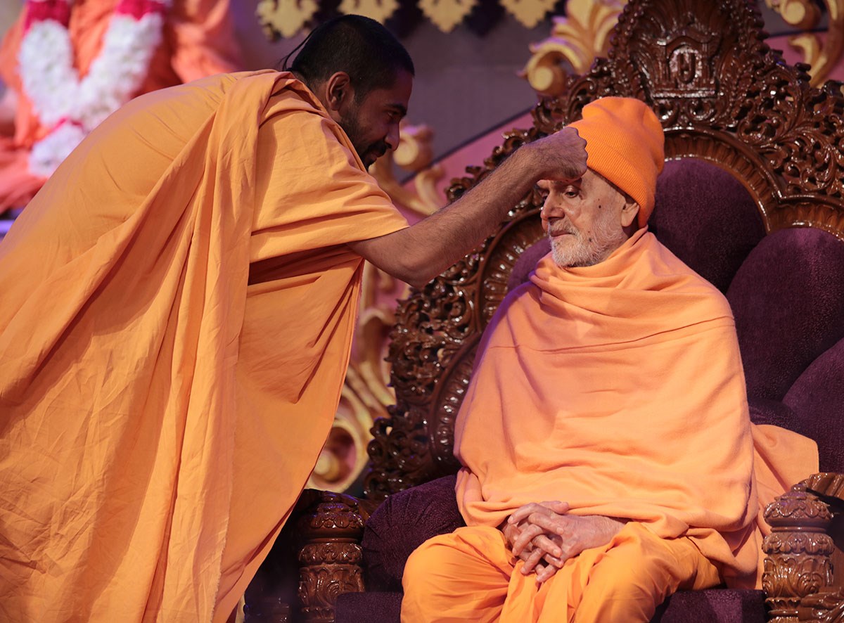 Kirtanprem Swami performs pujan of Swamishri