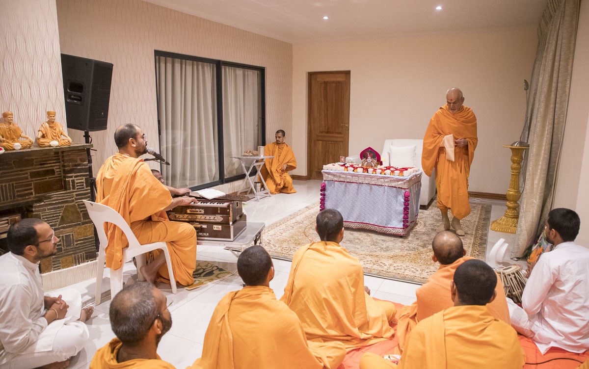 Swamishri performs pradakshina