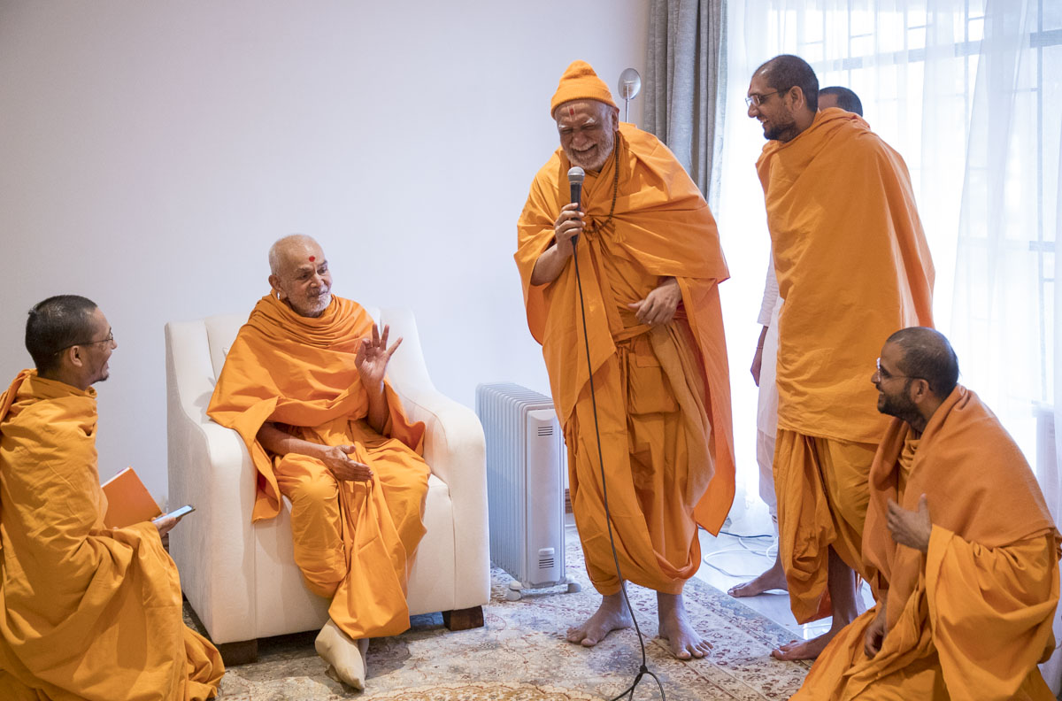 Swamishri shares light moments with sadhus