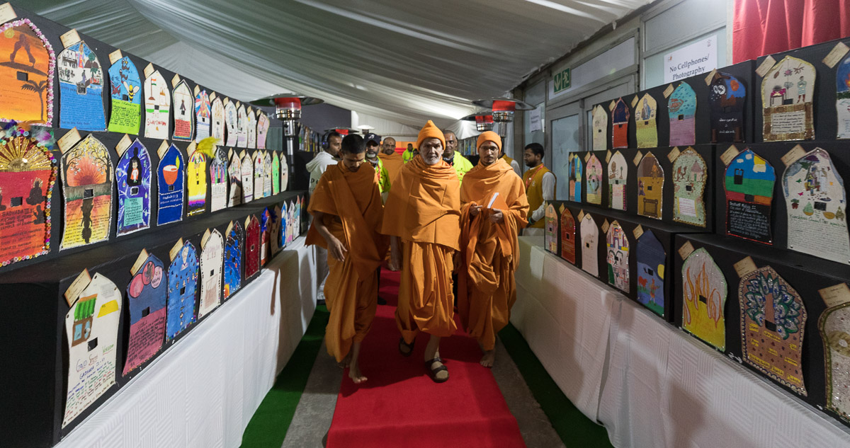 Param Pujya Mahant Swami Maharaj on the way for his daily puja