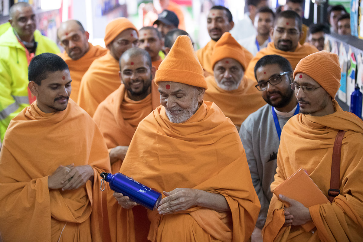 Swamishri sanctifies a water bottle