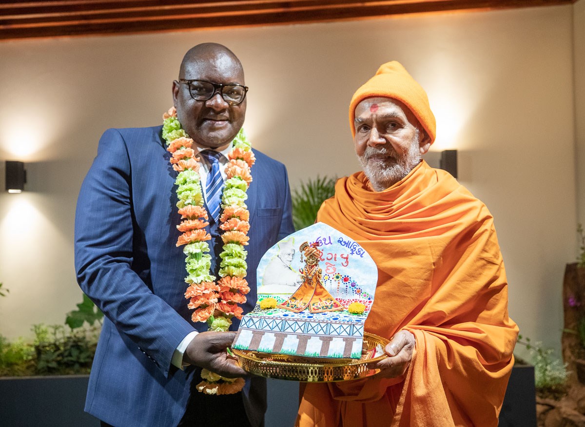 Swamishri and Mr. David Makhura with Shri Harikrishna Maharaj