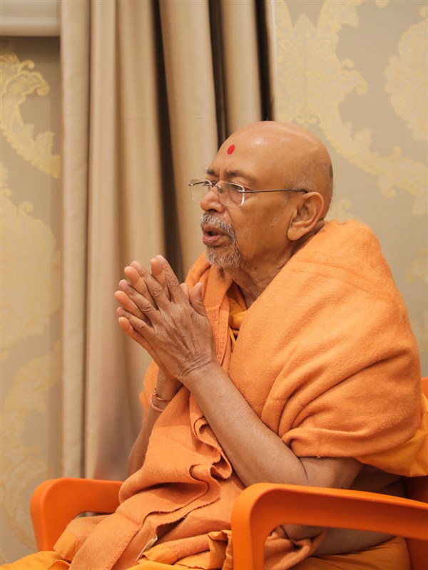 Pujya Tyagvallabh Swami doing Swamishri's puja darshan
