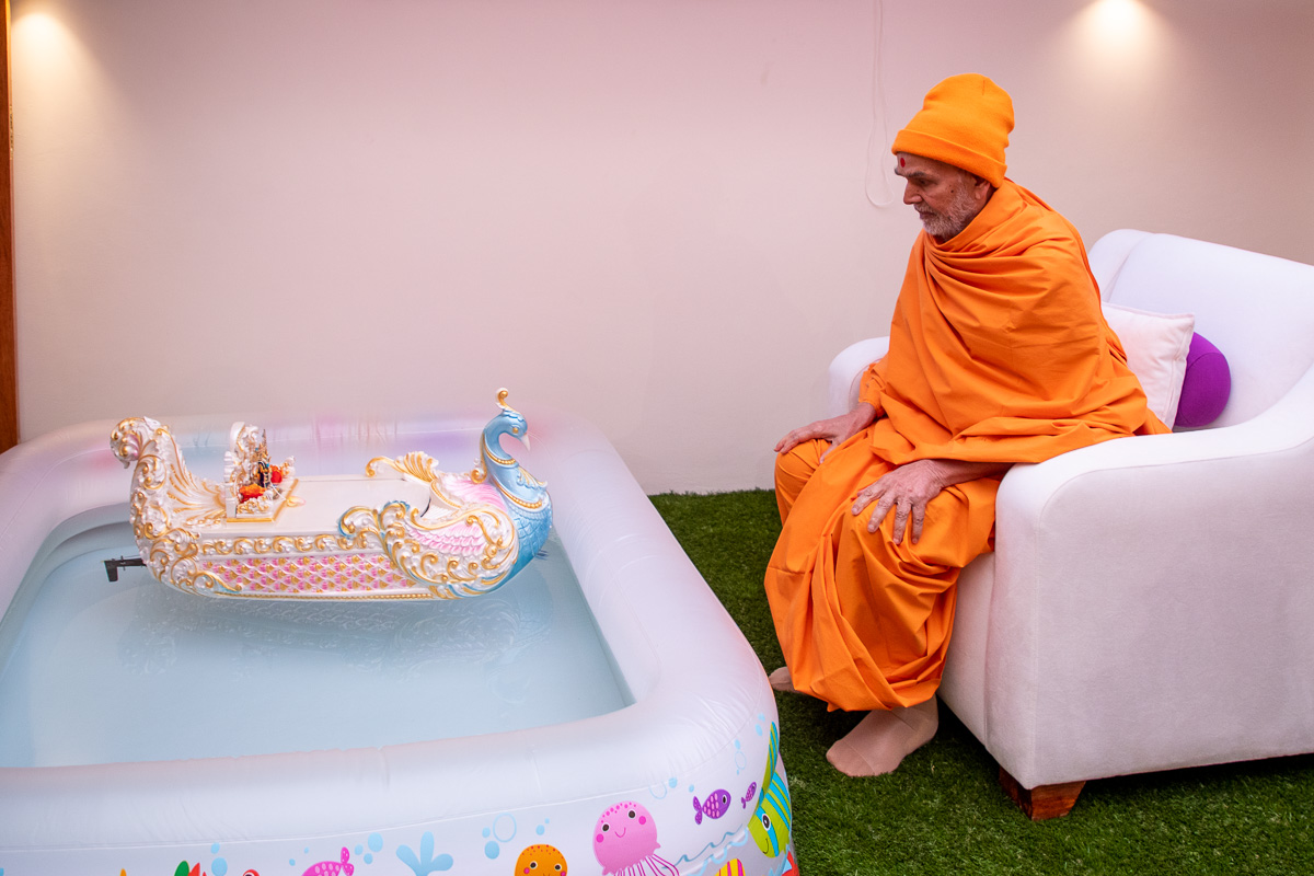 Swamishri engrossed in darshan of Shri Harikrishna Maharaj on the day of Jal Jhilani ekadashi