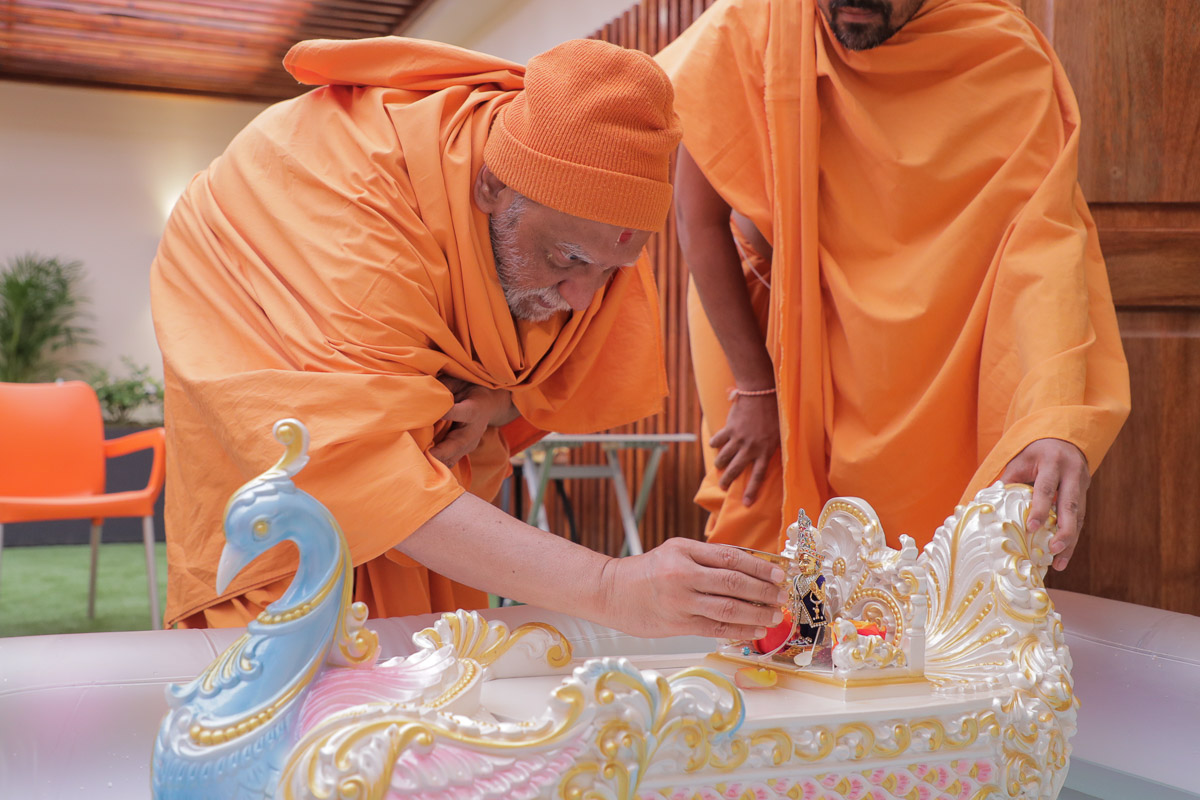 Atmaswarup Swami offers water to Shri Harikrishna Maharaj