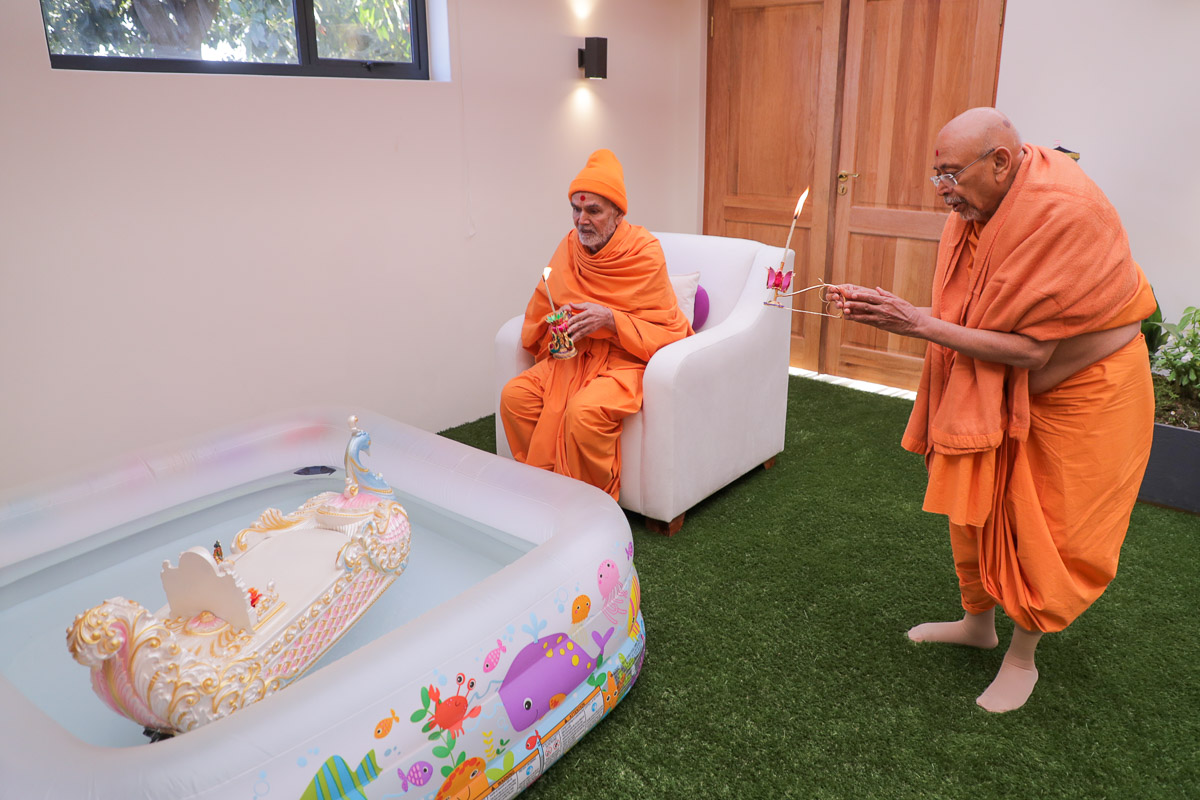 Swamishri and Pujya Tyagvallabh Swami perform the Jal Jhilani ekadashi arti