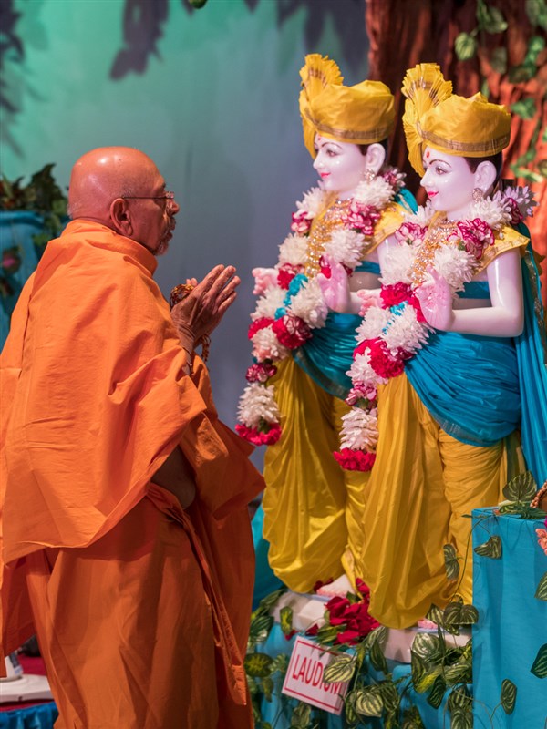 Pujya Tyagvallabh Swami performs pre-pratishtha rituals