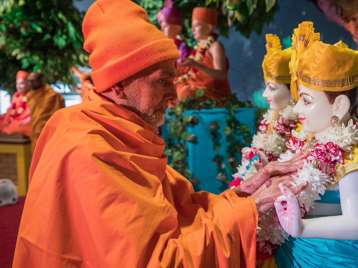 Swamishri performs murti-pratishtha rituals