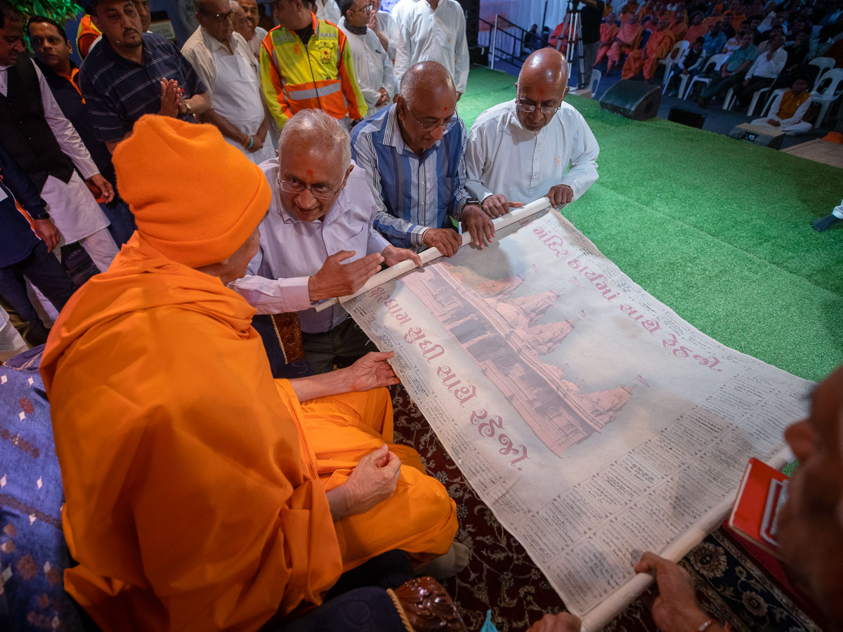 Swamishri observes niyams taken by devotees