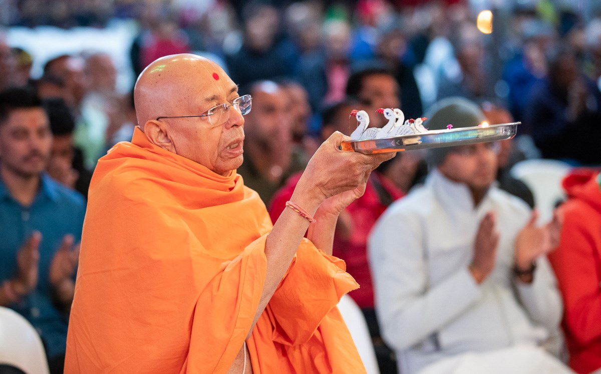 Pujya Tyagvallabh Swami performs the morning arti