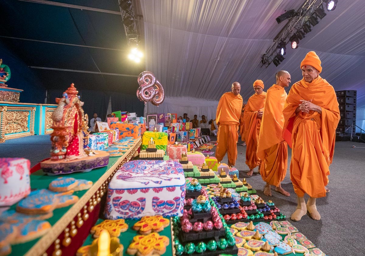 Swamishri observes annakut offered to Shri Harikrishna Maharaj