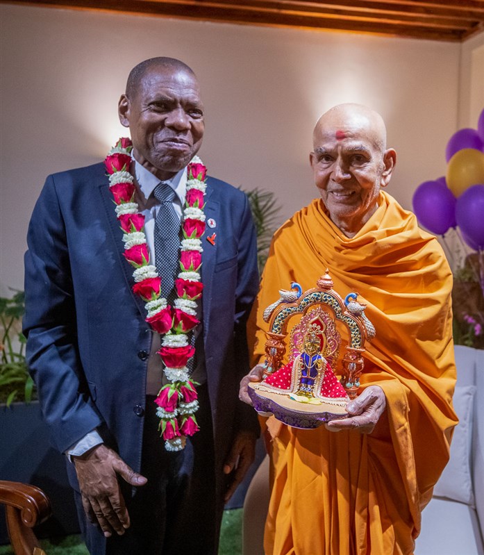 Swamishri  and Dr. Zweli Mkhize with Shri Harikrishna Maharaj