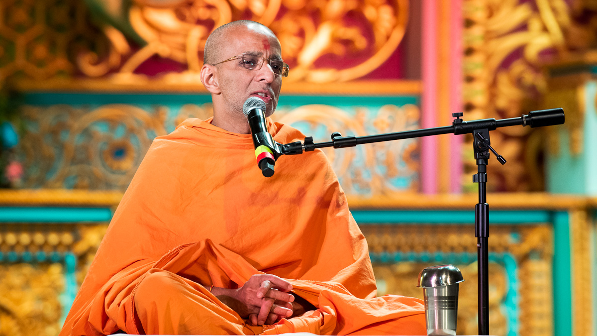 Priyavrat Swami addresses the evening satsang assembly