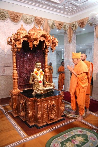   Swamishri engaged in darshan and performs abhishek 