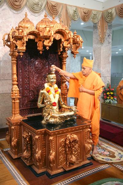   Swamishri engaged in darshan and performs abhishek 