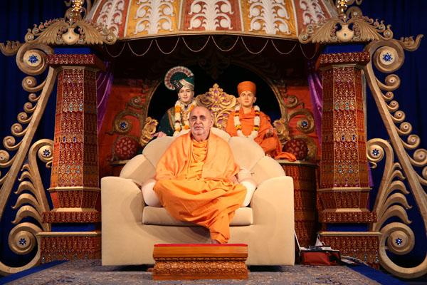  Swamishri blesses the Sunday satsang assembly
