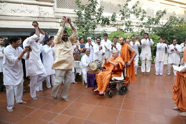  Devotees engaged in Swamishri's darshan in a variety of ways