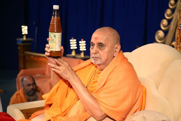  Swamishri inaugurates various products of BAPS Herbal Care and Swaminarayan Aksharpith
