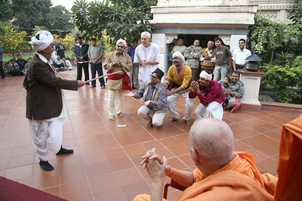  Devotees engaged in Swamishri's darshan in a variety of ways