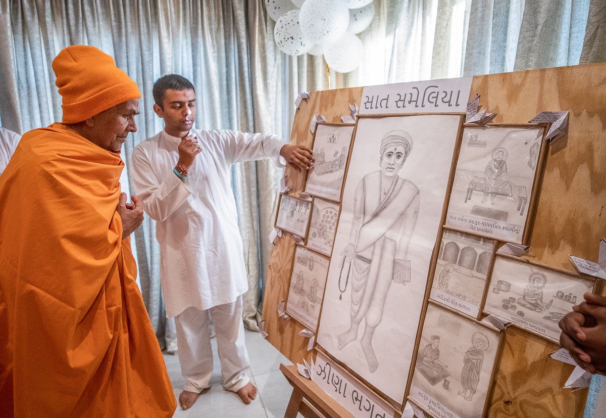 Swamishri observes drawings