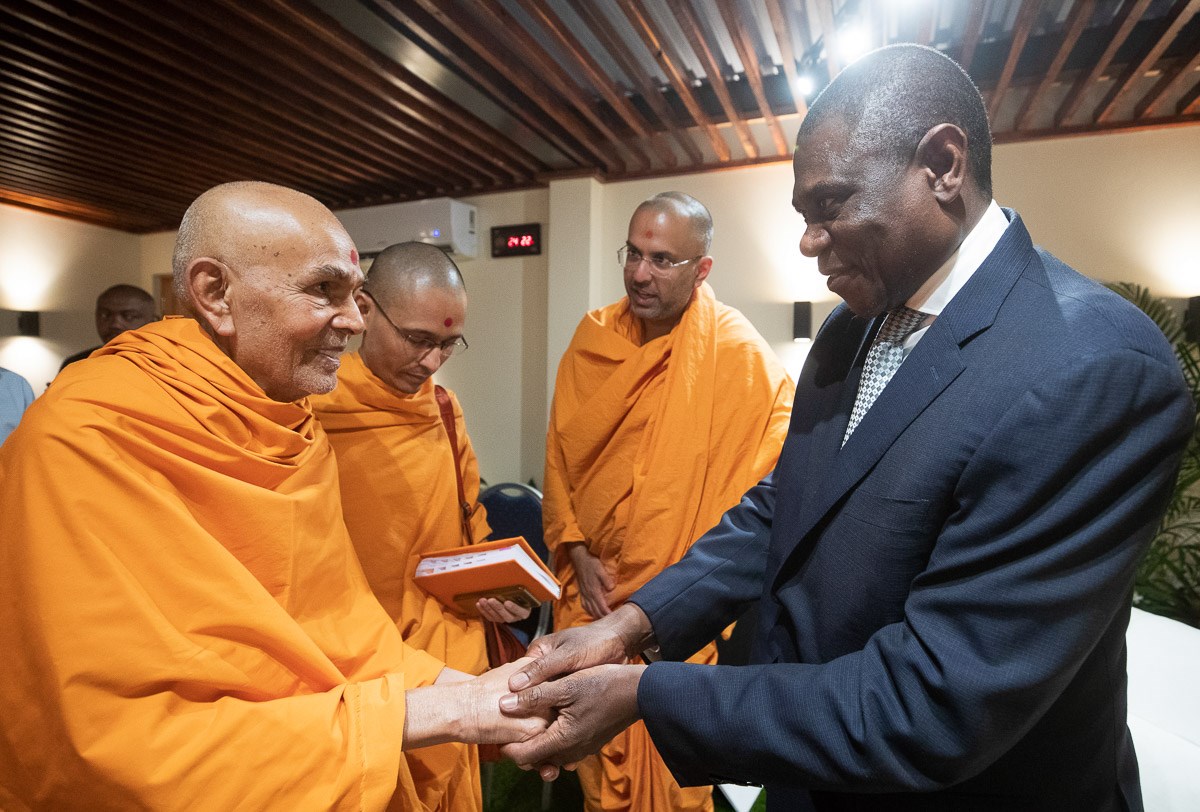 Swamishri meets Mr. Paul Mashatile, former Minister of Arts and Culture in the Cabinet of South Africa