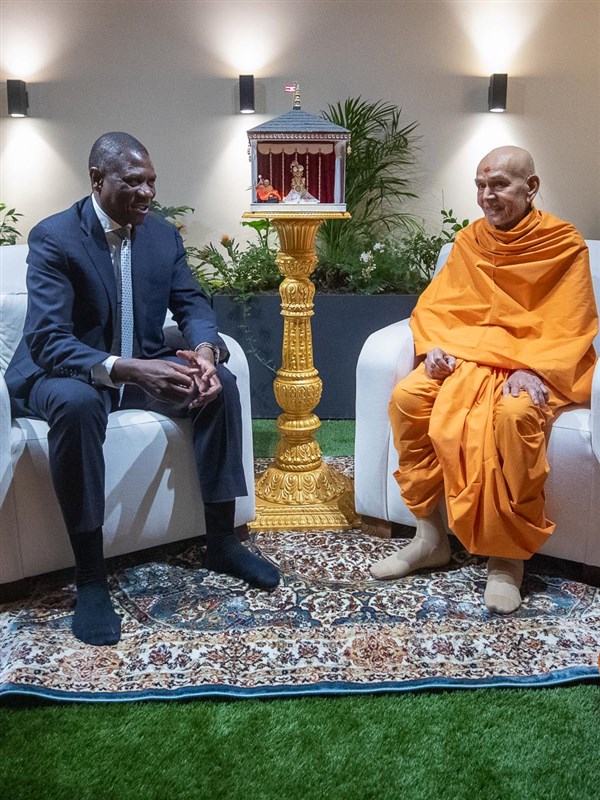 Swamishri converses with Mr. Paul Mashatile