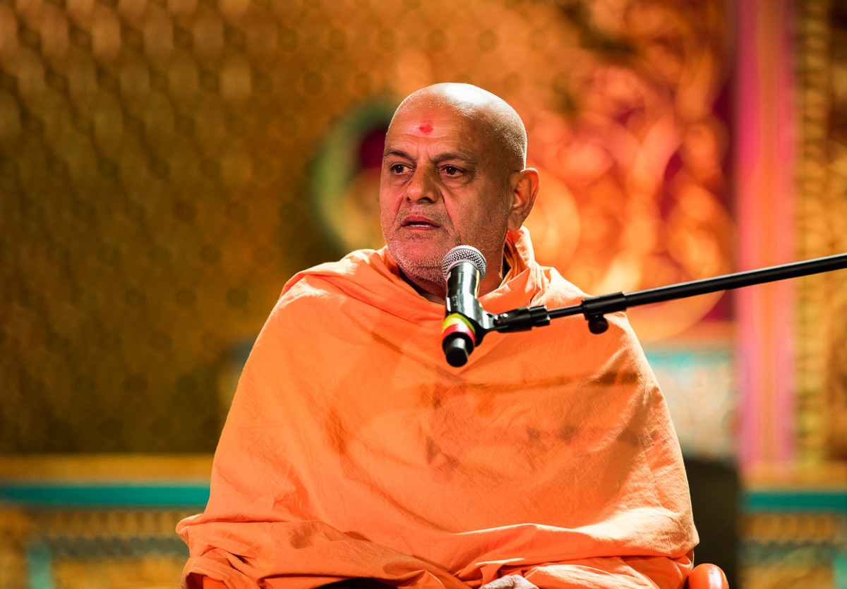Divyaswarup Swami addresses the assembly