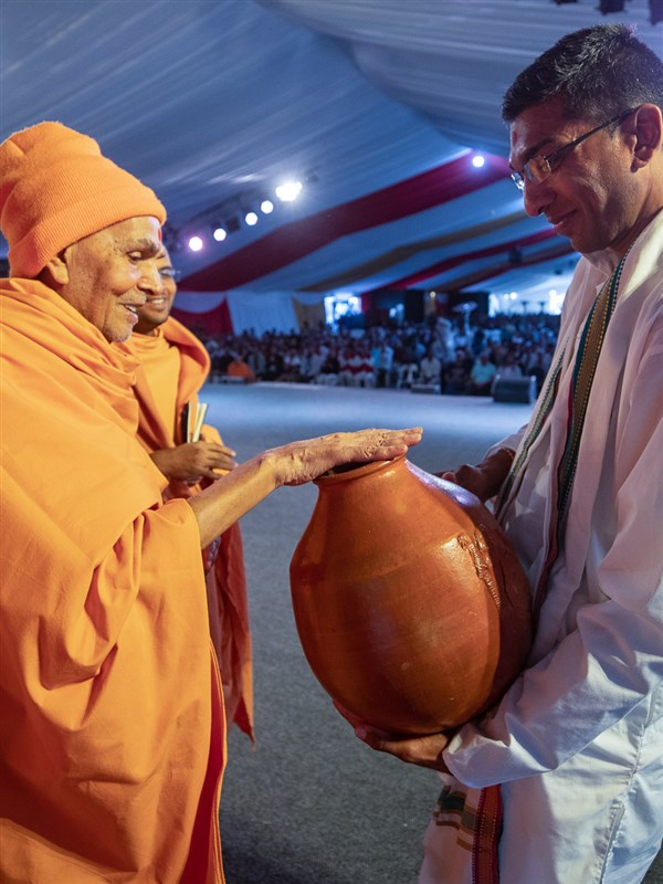 Swamishri sanctifies ghatam, a musical instrument